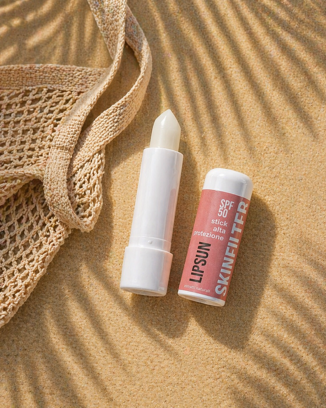lipstick con protezione spf50+ su spiaggia
