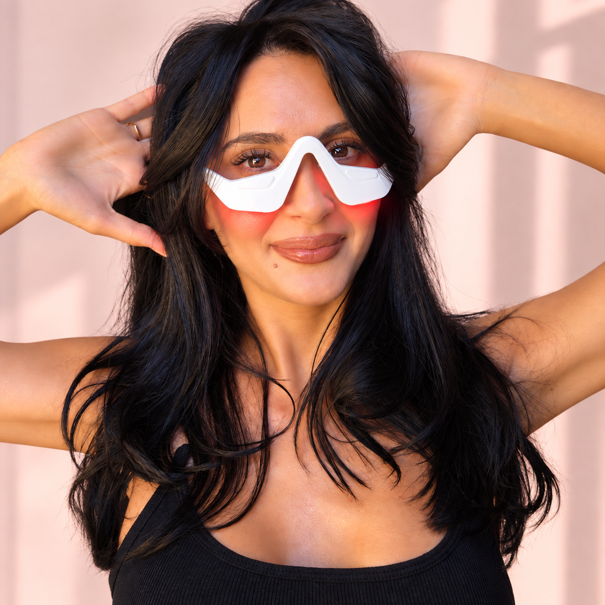 Modella con occhiali LED rossi SKINFILTER accesi